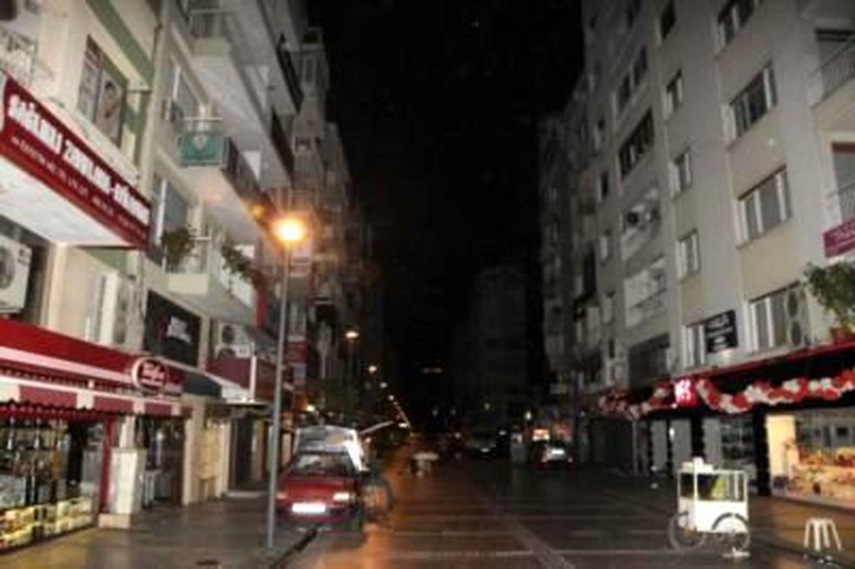 İzmir\'de Deprem Fırtınası