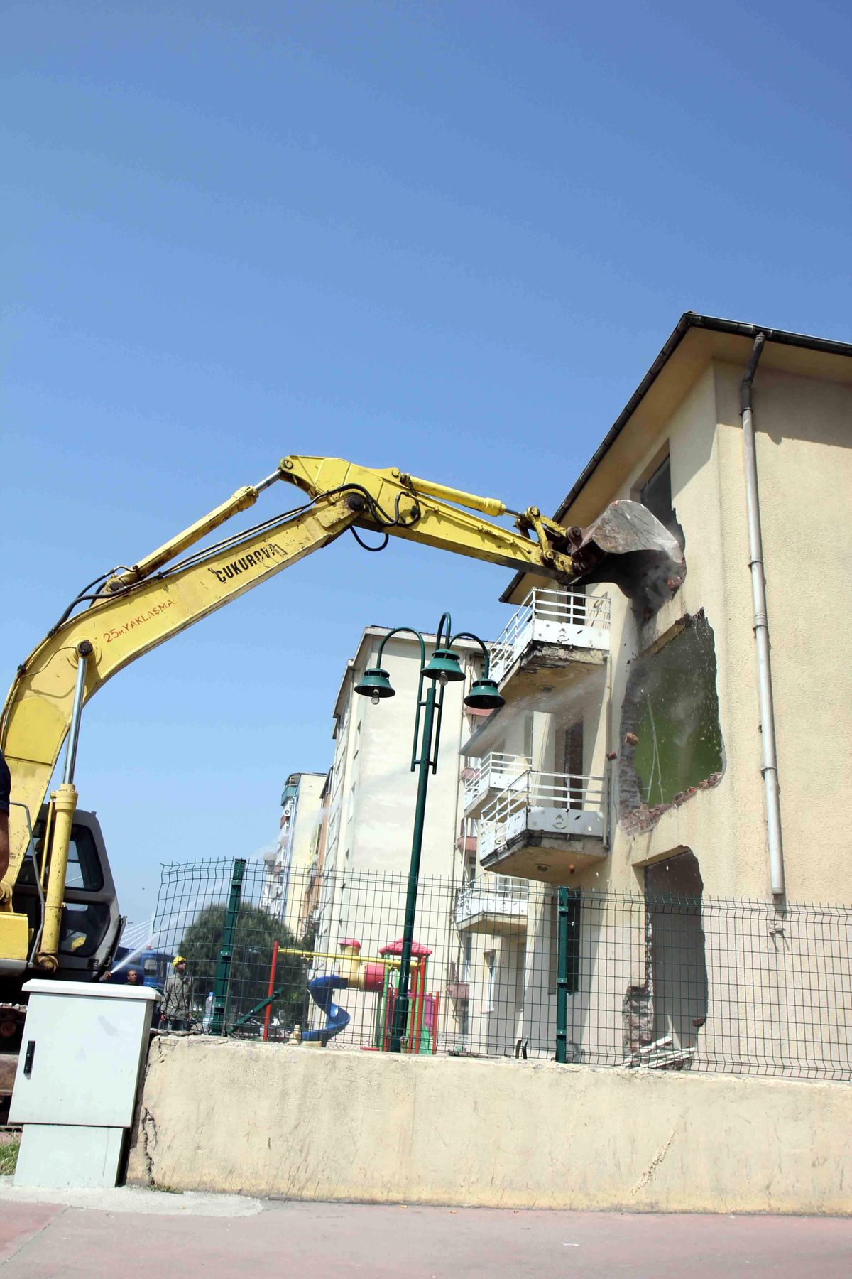 Jandarma Lojmanları Yıkılmaya Başlandı