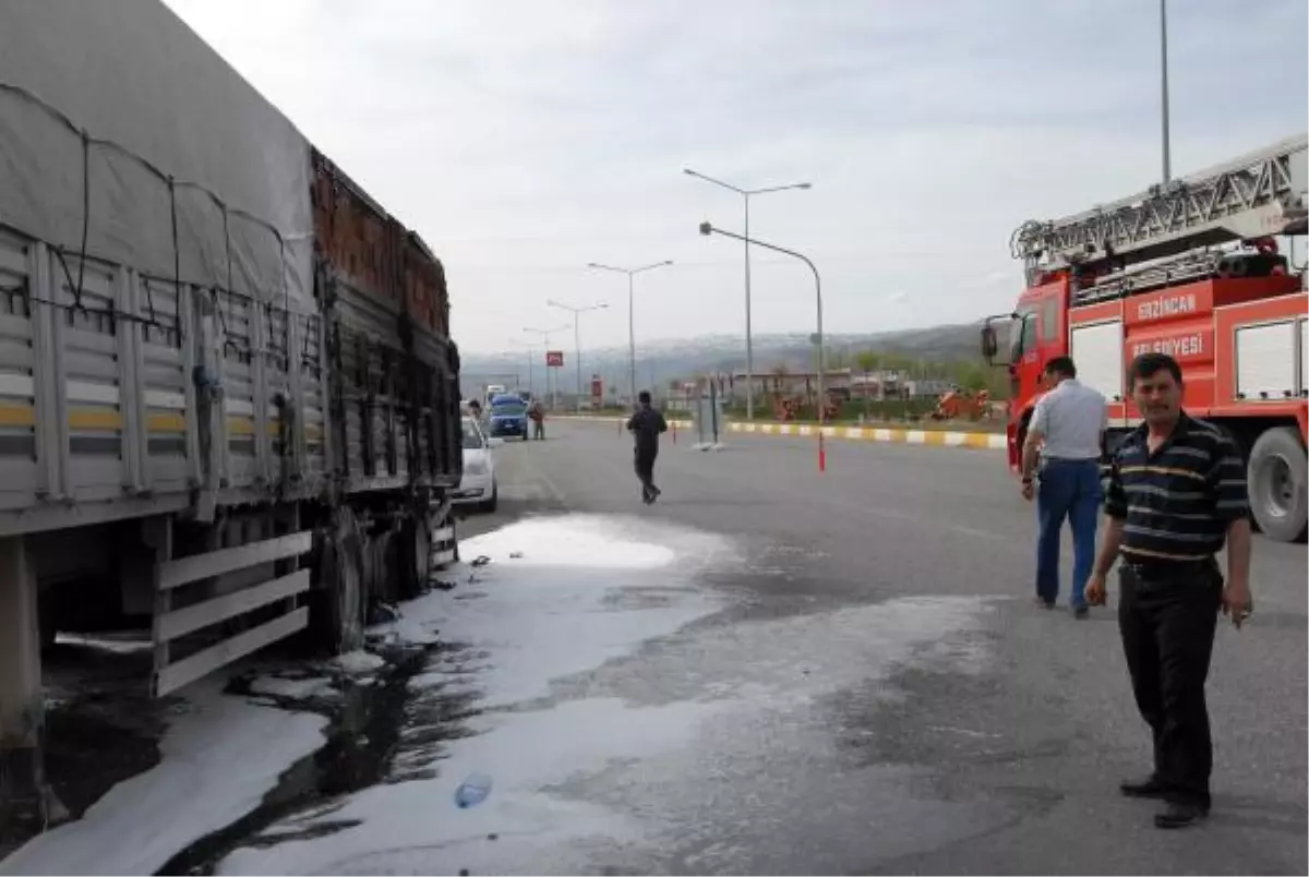 Karayolunda Tır\'ın Dorsesindeki Yangın Korkuttu