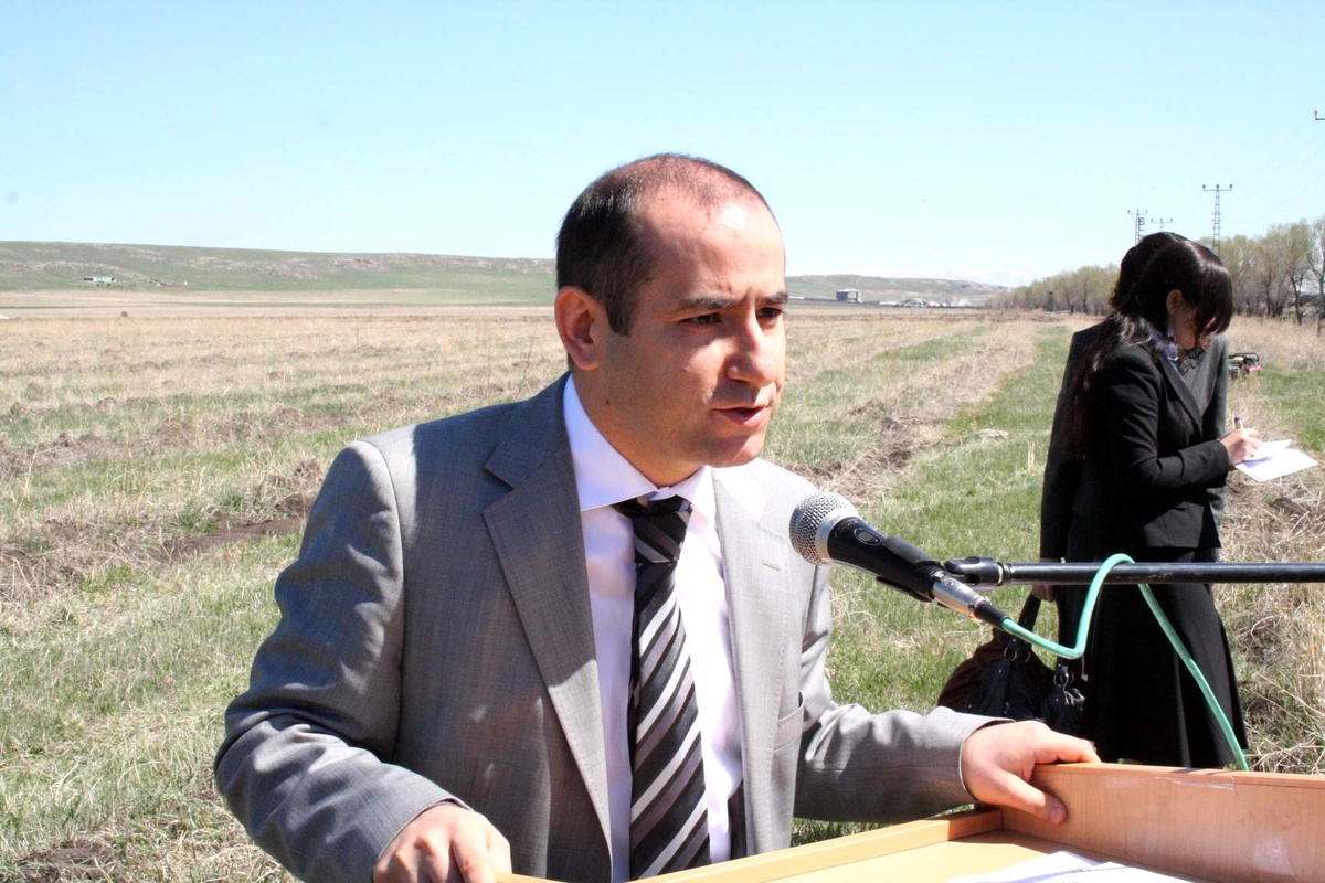 Kars\'ta Yetiştirme Yurdu Öğrencileri Fidan Dikti