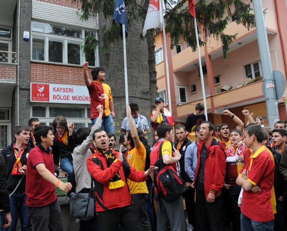 Kayseri\'de Galatasaray Taraftarlarından Gösteri