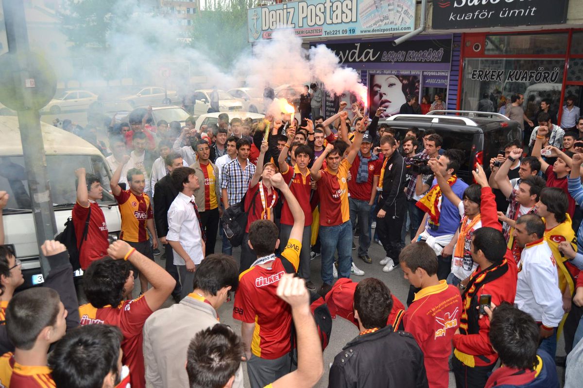 Kayseri\'deki Galatasaray Taraftarlarından Federasyona Protesto