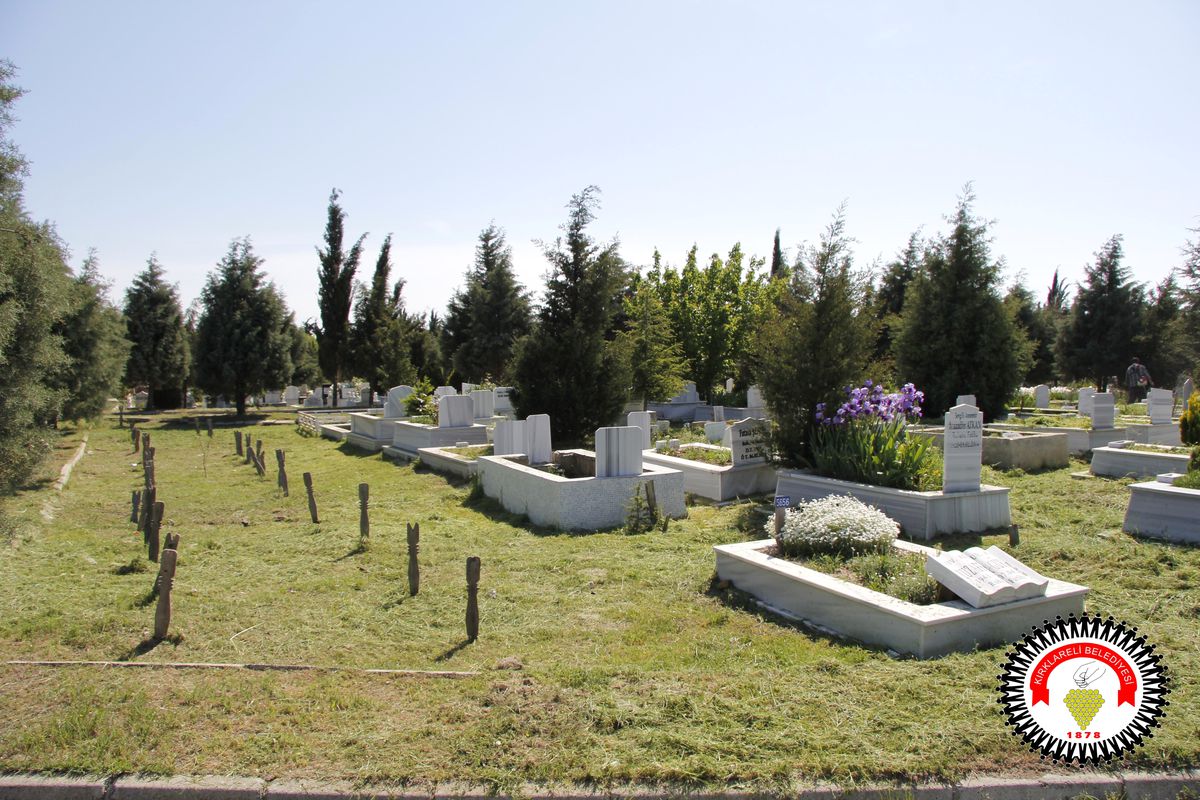 Kırklareli\'de Şehir Mezarlığı Bakıma Alındı