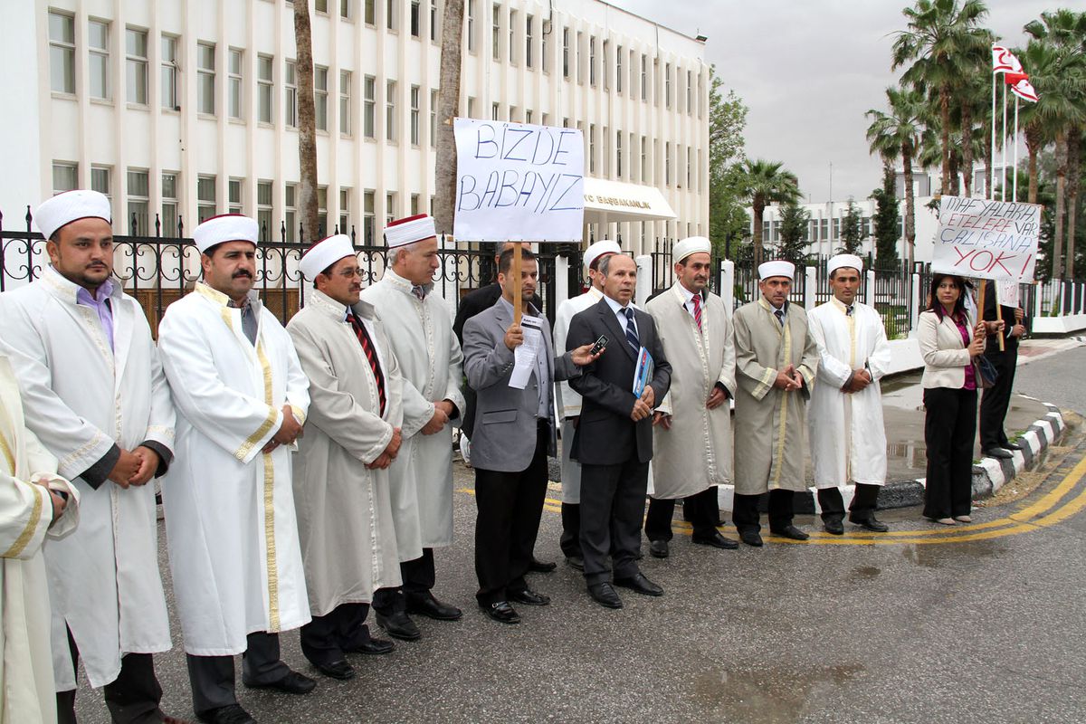 KKTC\'de İmam ve Müezzinlerden Başbakanlık Önünde Cübbeli Eylem