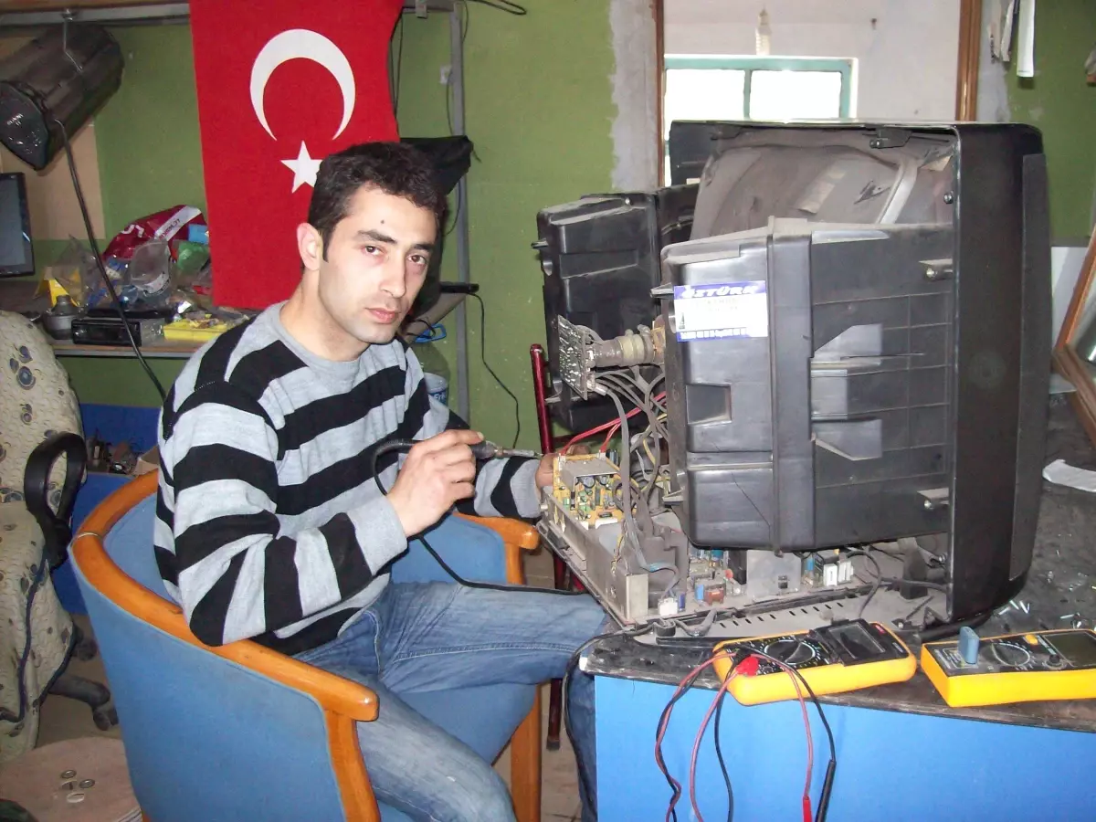 Köyde Elektronik Tamir Dükkanı Açtı