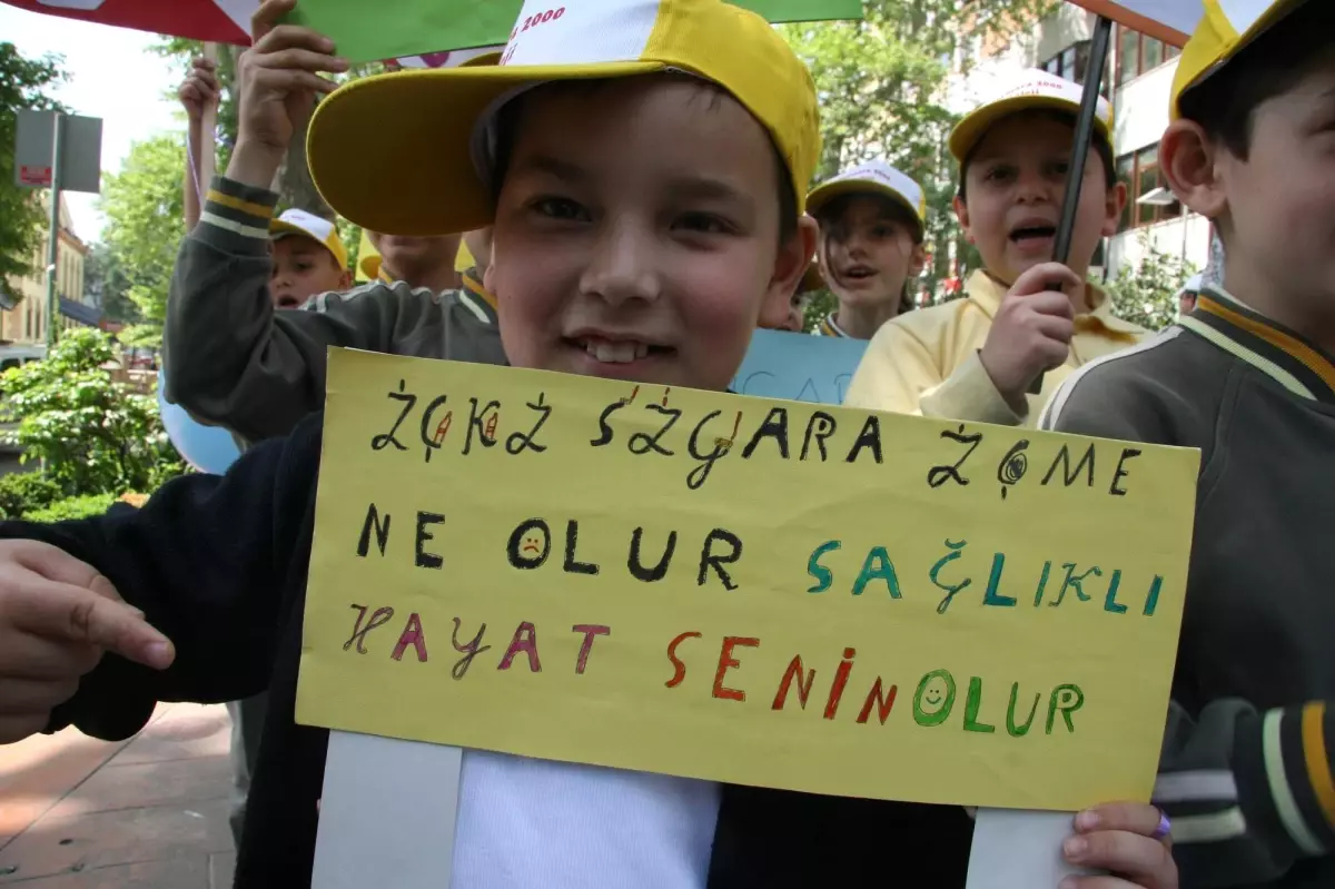 Minik Öğrencilerden Sigara Protestosu