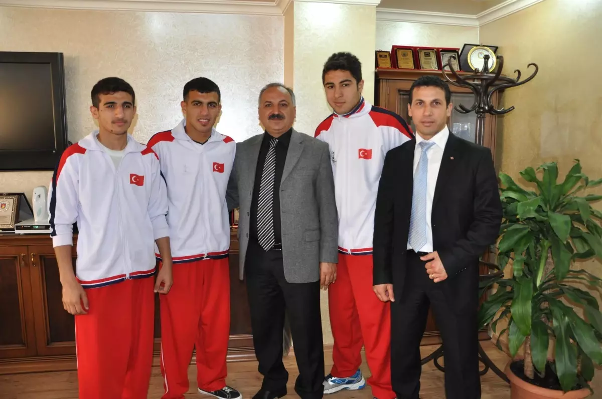 Muay Thai'da Dereceye Giren Sporcular Dinçer'i Ziyaret Etti