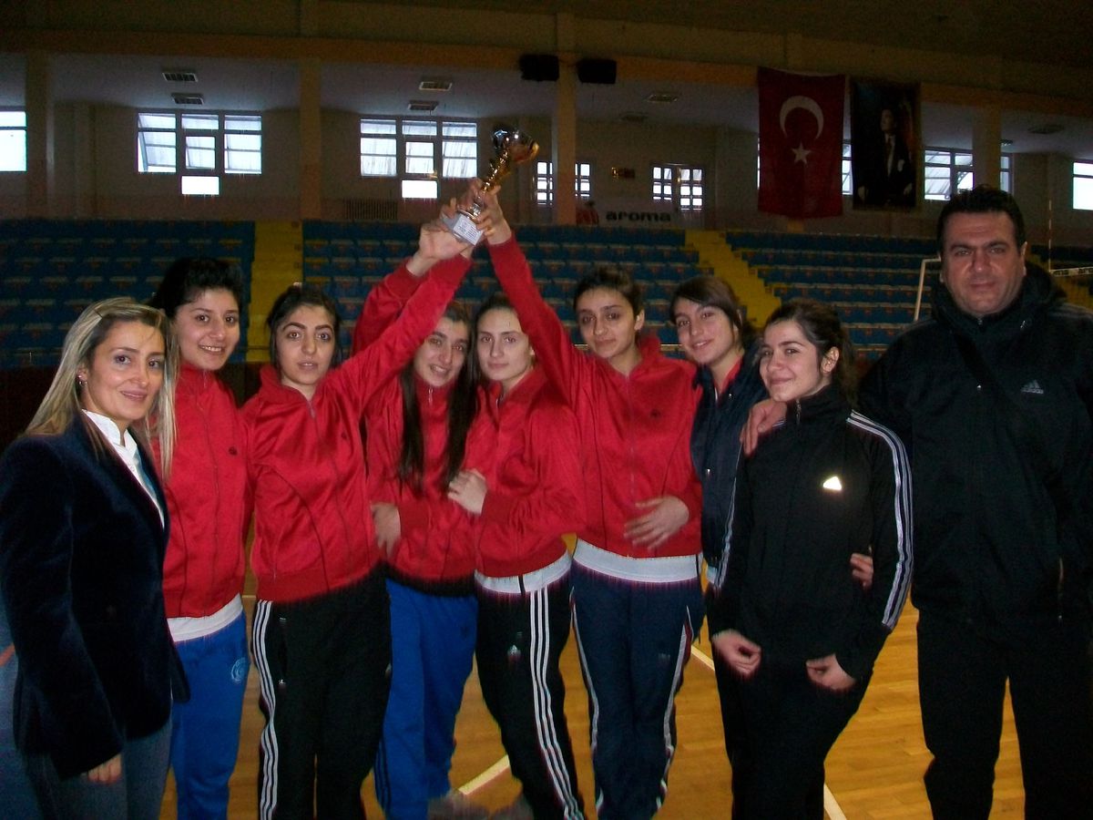 Nenehatun Kız Lisesi Türkiye Şampiyonluğuna Koşuyor