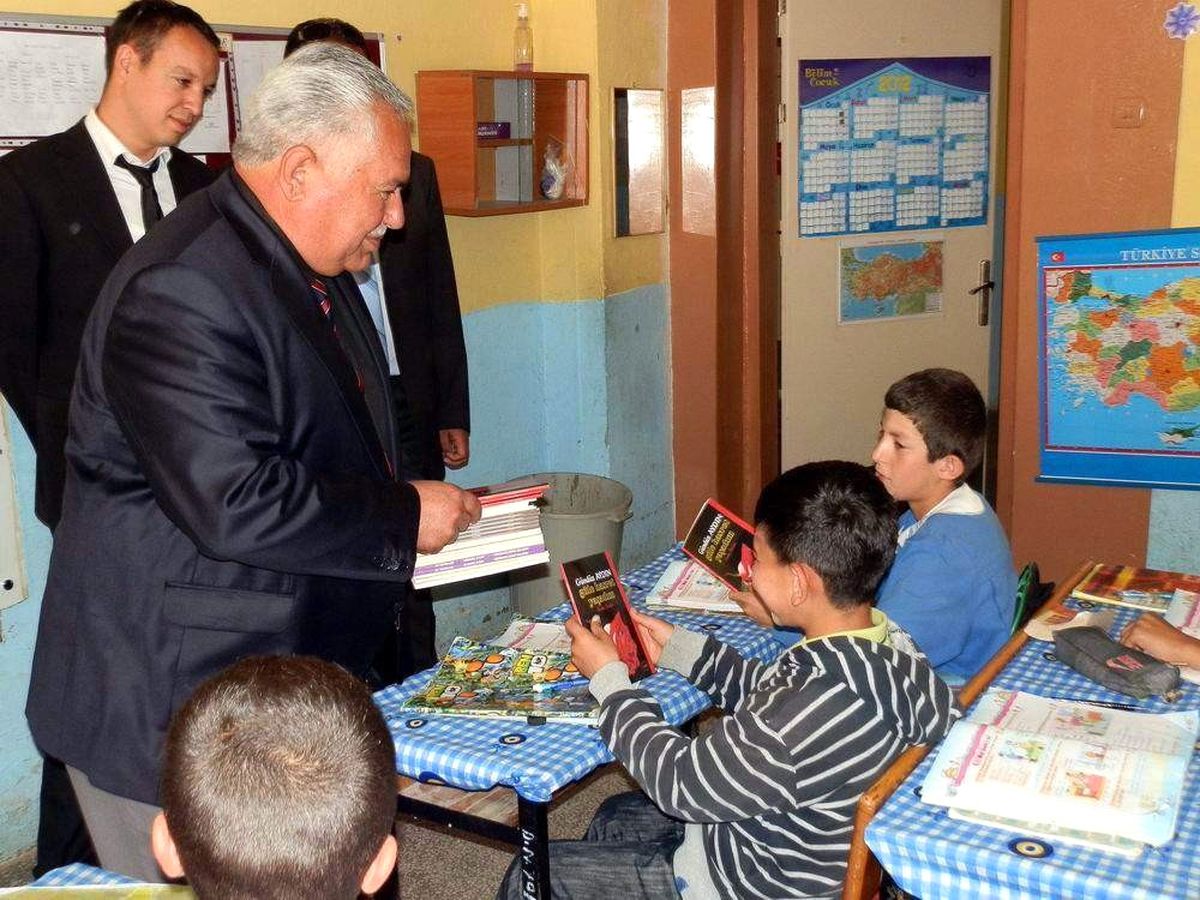 Öğrencilere Bin Adet Kitap Dağıtıldı