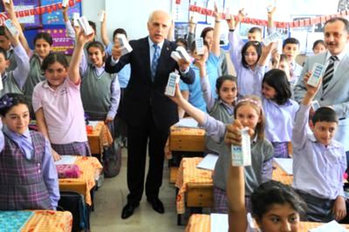 Öğrencilere Süt Dağıtan Vali Mutlu\'dan Açıklamalar...