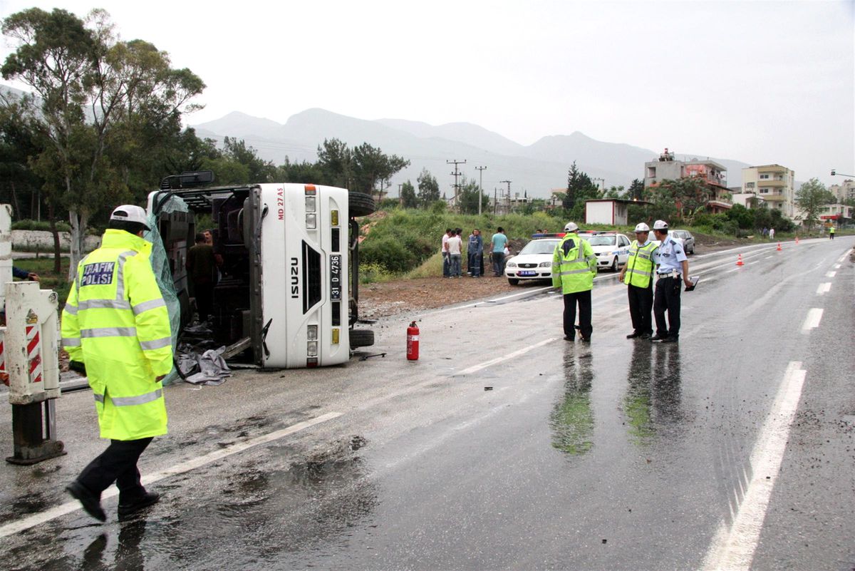 Öğrencileri Taşıyan Otobüs Devrildi: 10 Yaralı