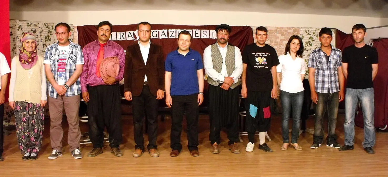Öğretmen ve Köylülerden Tiyatro Gösterisi