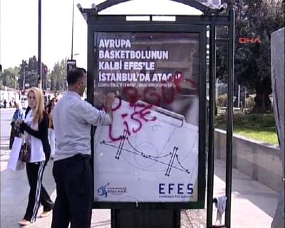 1 Mayıs\'ın İzlerini Jiletle Çıkardılar