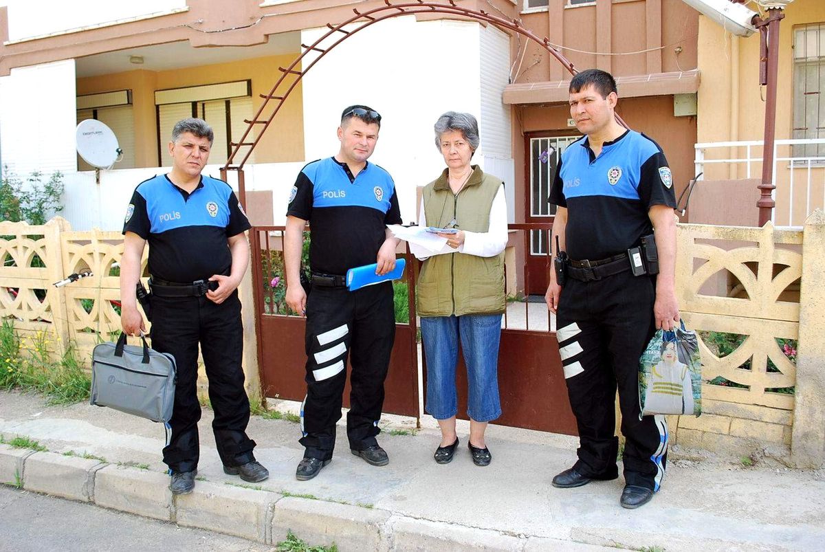 Salihli Emniyeti Kapı Kapı Dolaşıp Uyardı