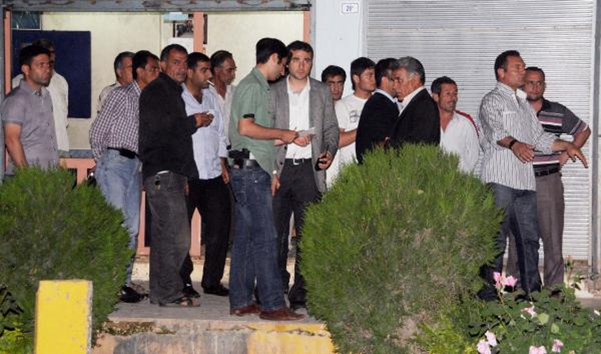 Şanlıurfa\'da Emlakçı Muhtarın Bürosuna Saldırı; 5 Gözaltı