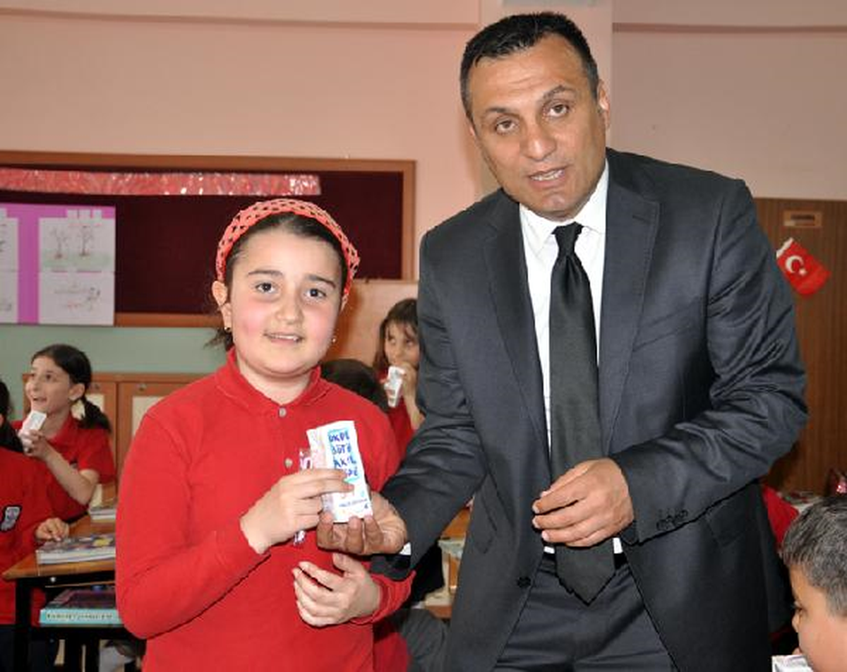 Sütü Önce Kendileri İçti, Sonra Çocuklara Dağıttılar