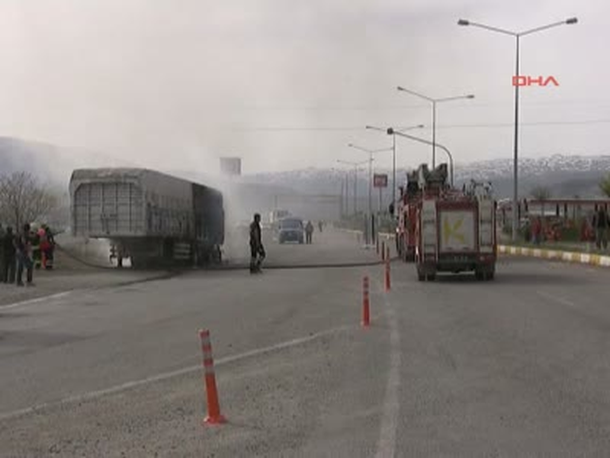 Tır Seyir Halinde Alev Aldı