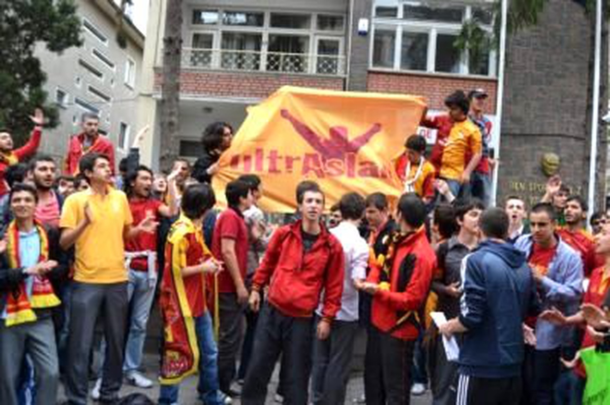 Ultraslan Demiröreni İstifaya Çağırdı