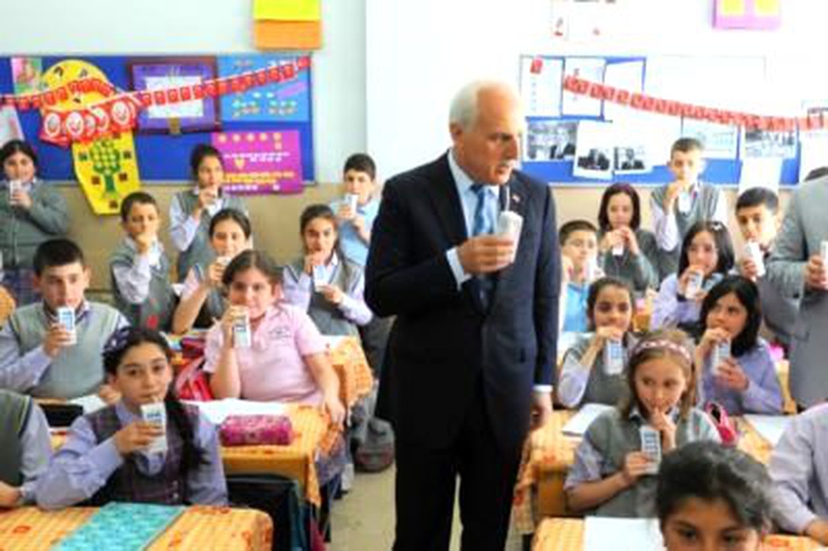 Vali Mutlu Süt Dağıttı