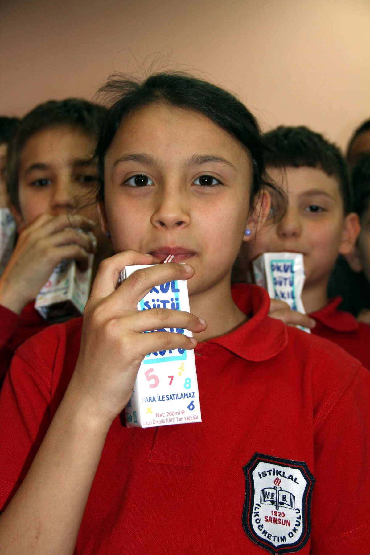 Yetkililer Sütü Önce Kendileri İçti, Sonra Öğrencilere Dağıttı