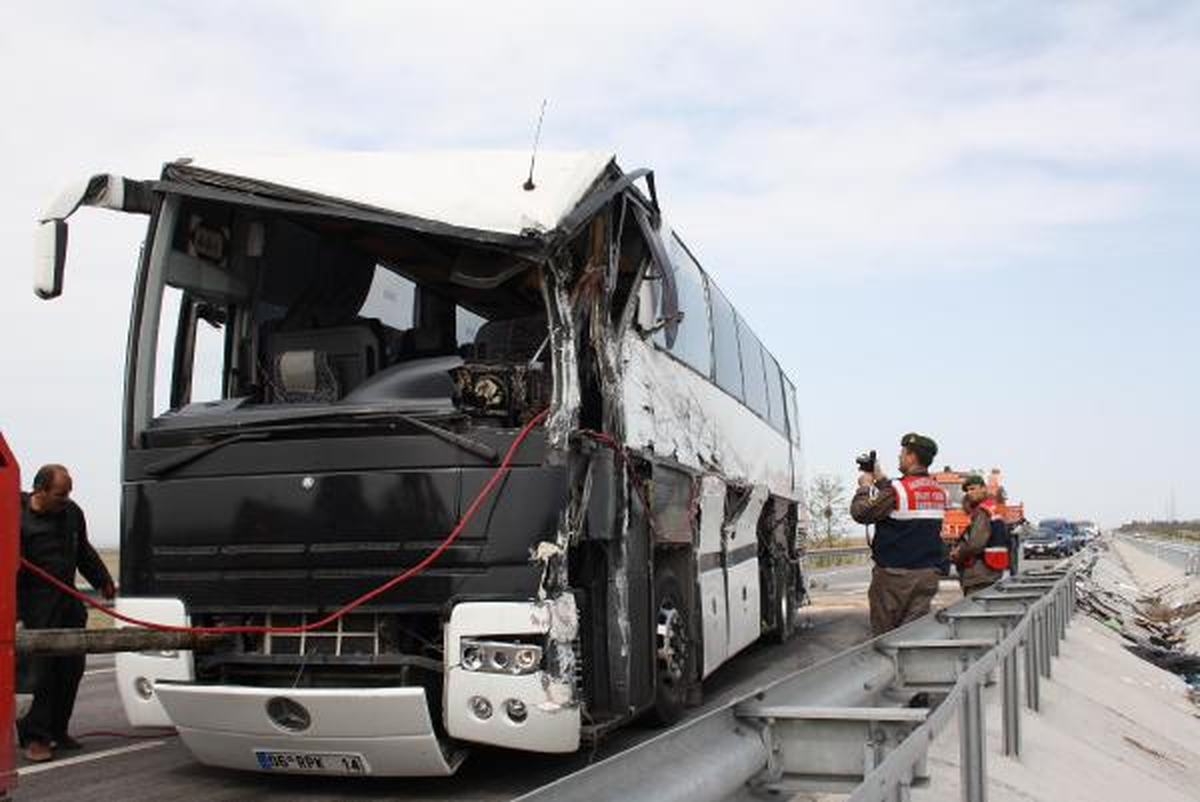Yolcu Otobüsü Bariyerlere Çarptı: Sürücü Öldü, 19 Yaralı