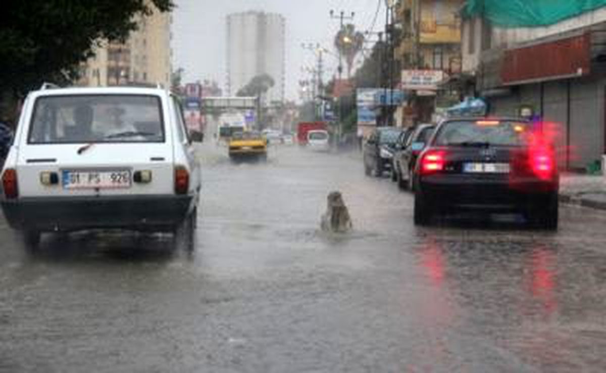 Adana\'da Ev ve İş Yerlerini Su Bastı