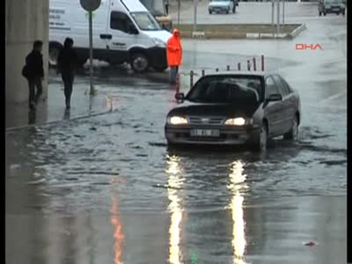 Adana'da Şiddetli Yağmur Hayatı Felç Etti