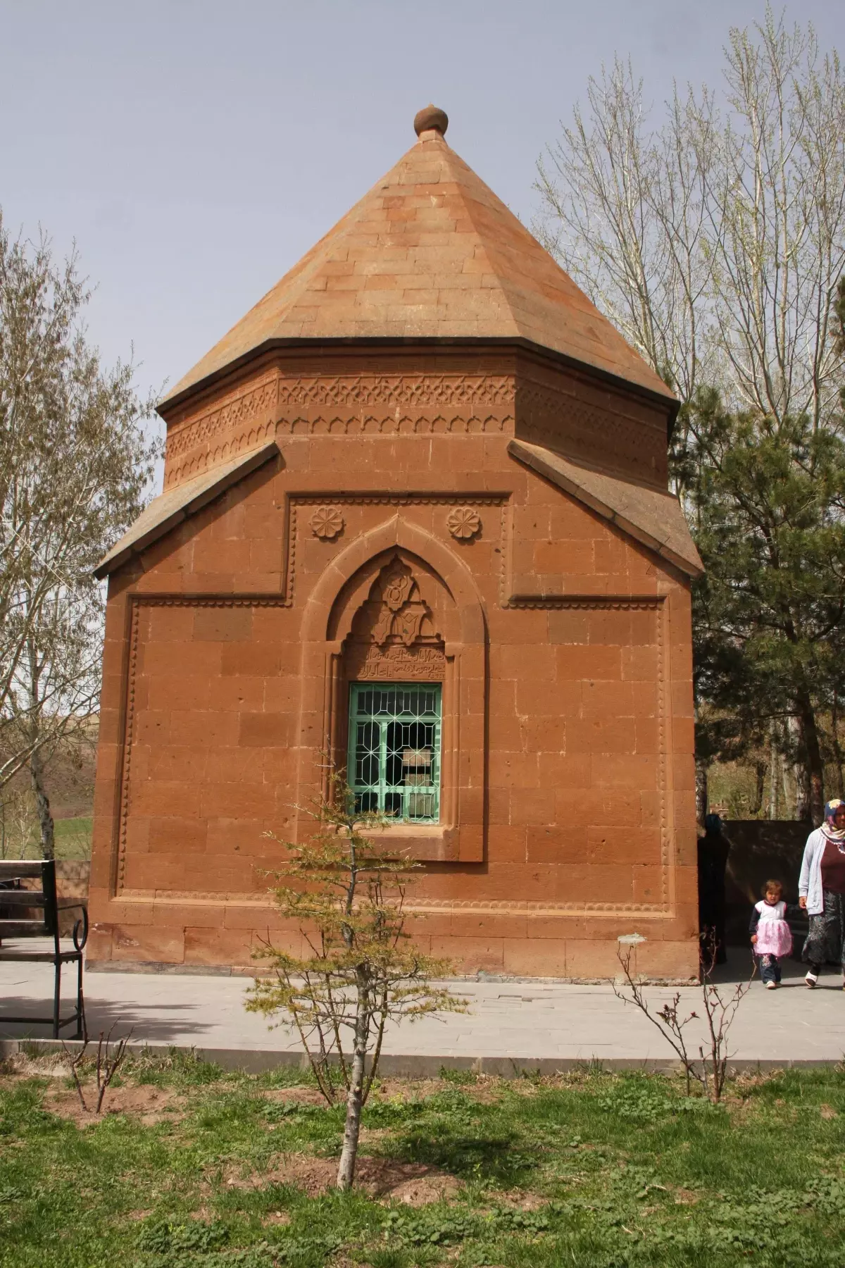 Ahlat\'ta Abdurrahman Gazi Türbesine Ziyaretçi Akını