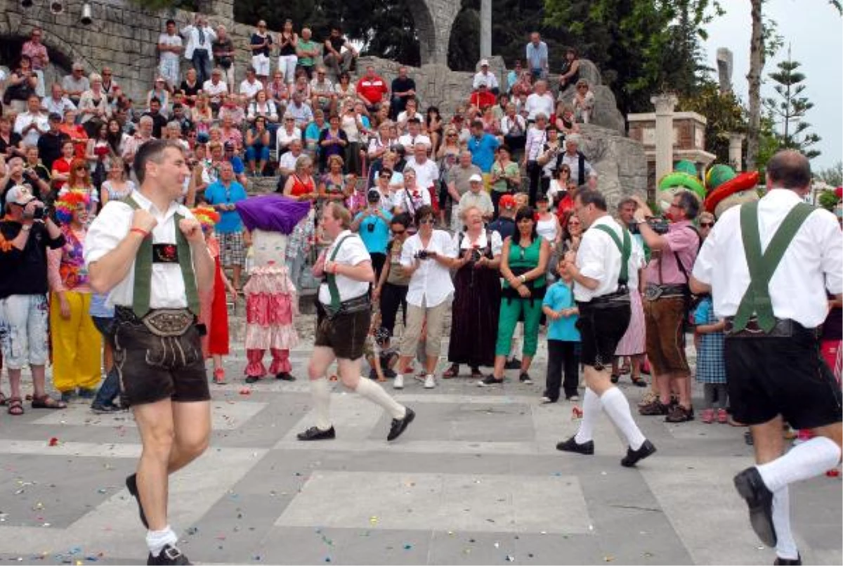 Avusturyalı Turistler, Belek\'i Karnaval Alanına Çevirdi