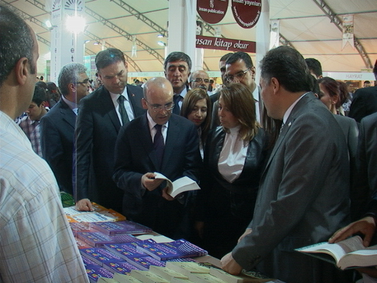 Bakan Şimşek, Kitap Fuarı'nı Gezdi