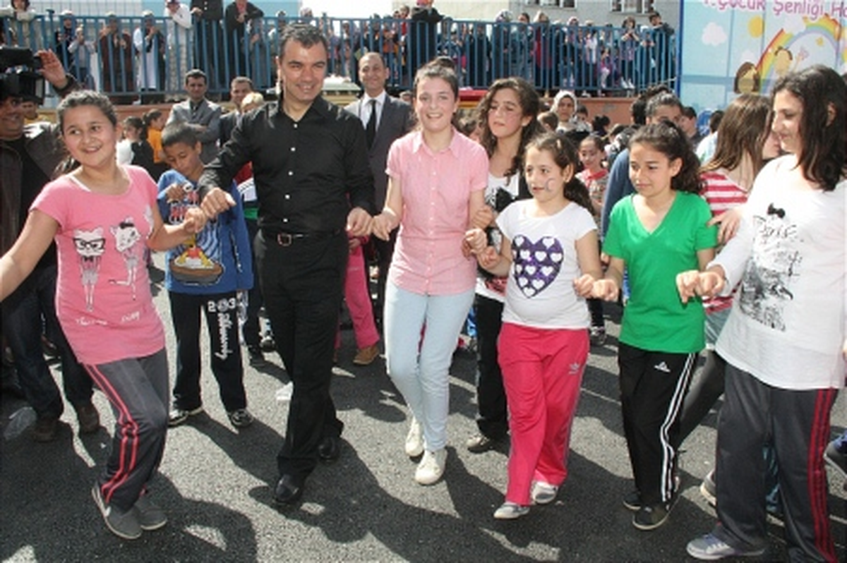 Başkan Miniklerle Halay Çekti