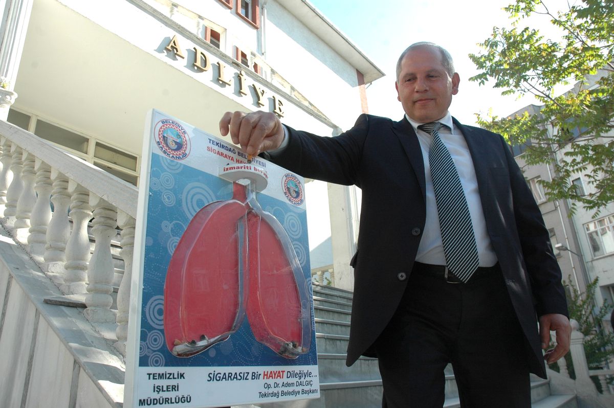 Belediyeden İlginç Akciğerli İzmarit Kutusu