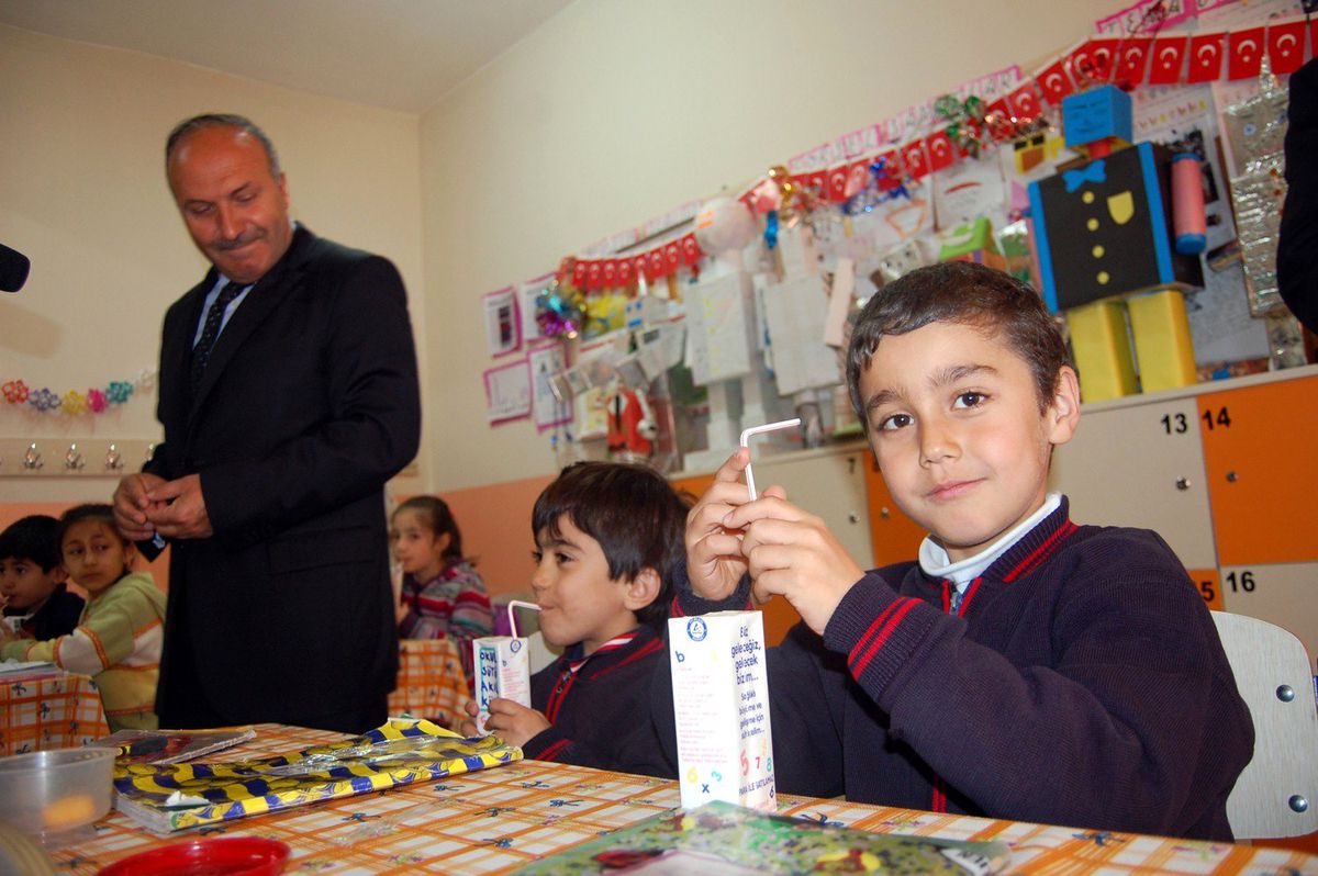 Bitlis\'te Öğrencilere Süt Dağıtımı Sürüyor