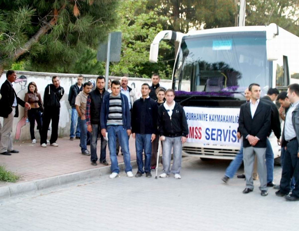 Burhaniye\'de Kaymakama Engelli Teşekkürü