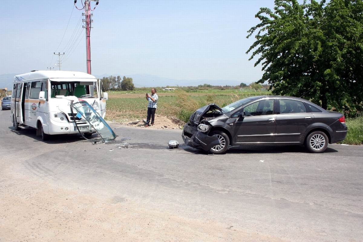 Burhaniye\'de Minibüs ile Otomobil Çarpıştı: 12 Yaralı