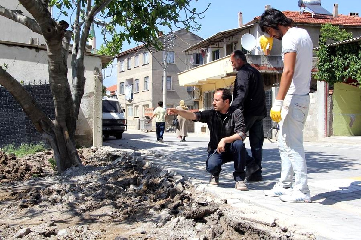 Burhaniye'nin Cumhuriyet Mahallesi'ne Hizmet Atağı Sürüyor