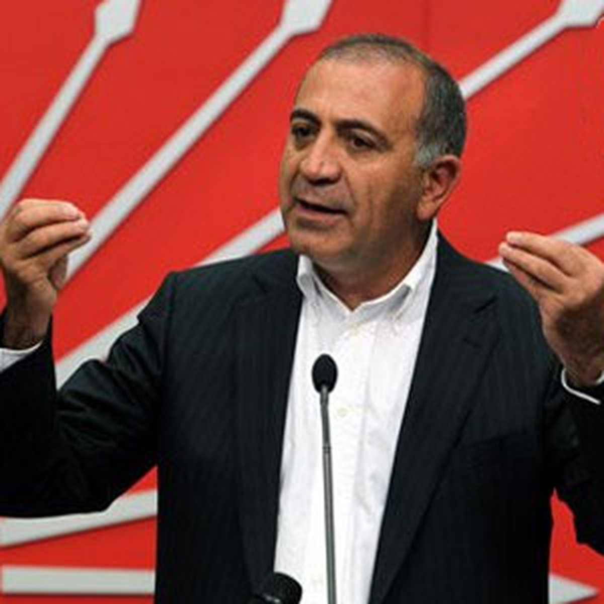 Tekin\'in İstifa Haberi CHP\'yi Salladı