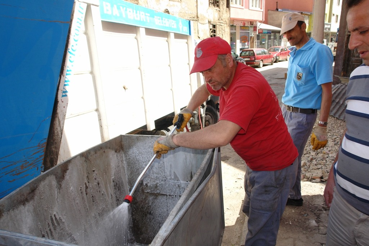 Çöp Konteynerleri Dezenfekte Ediliyor