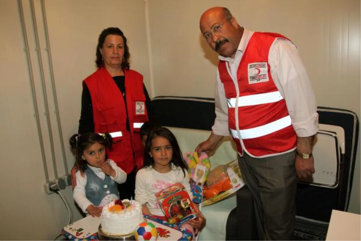 Depremde Ailesini Kaybeden Elif\'e Doğum Günü Kutlaması
