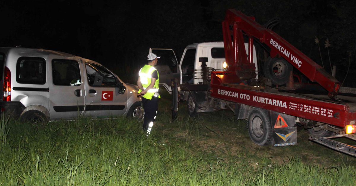 Depreme Yolda Yakalanan Sürücü, Aracıyla Tarlaya Uçtu