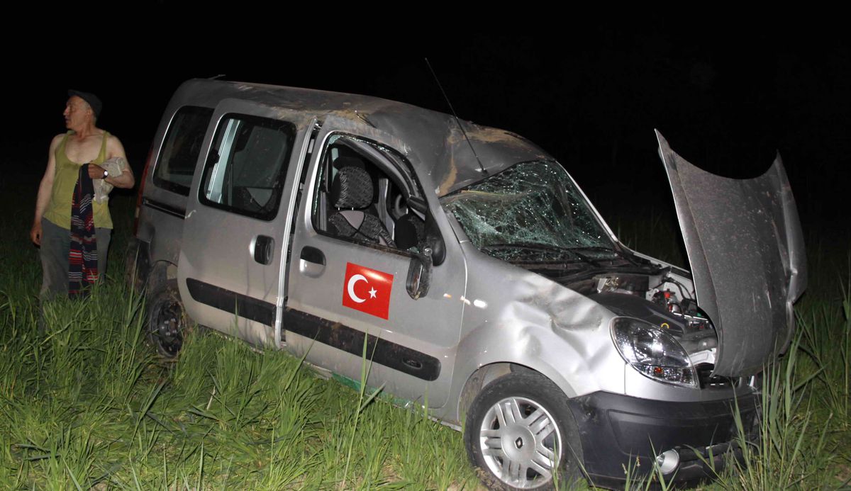 Depreme Yolda Yakalandı Tarlaya Uçtu