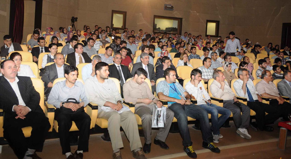 Dü'de Mevlana ve Bediüzzaman Konulu Konferans Düzenlendi