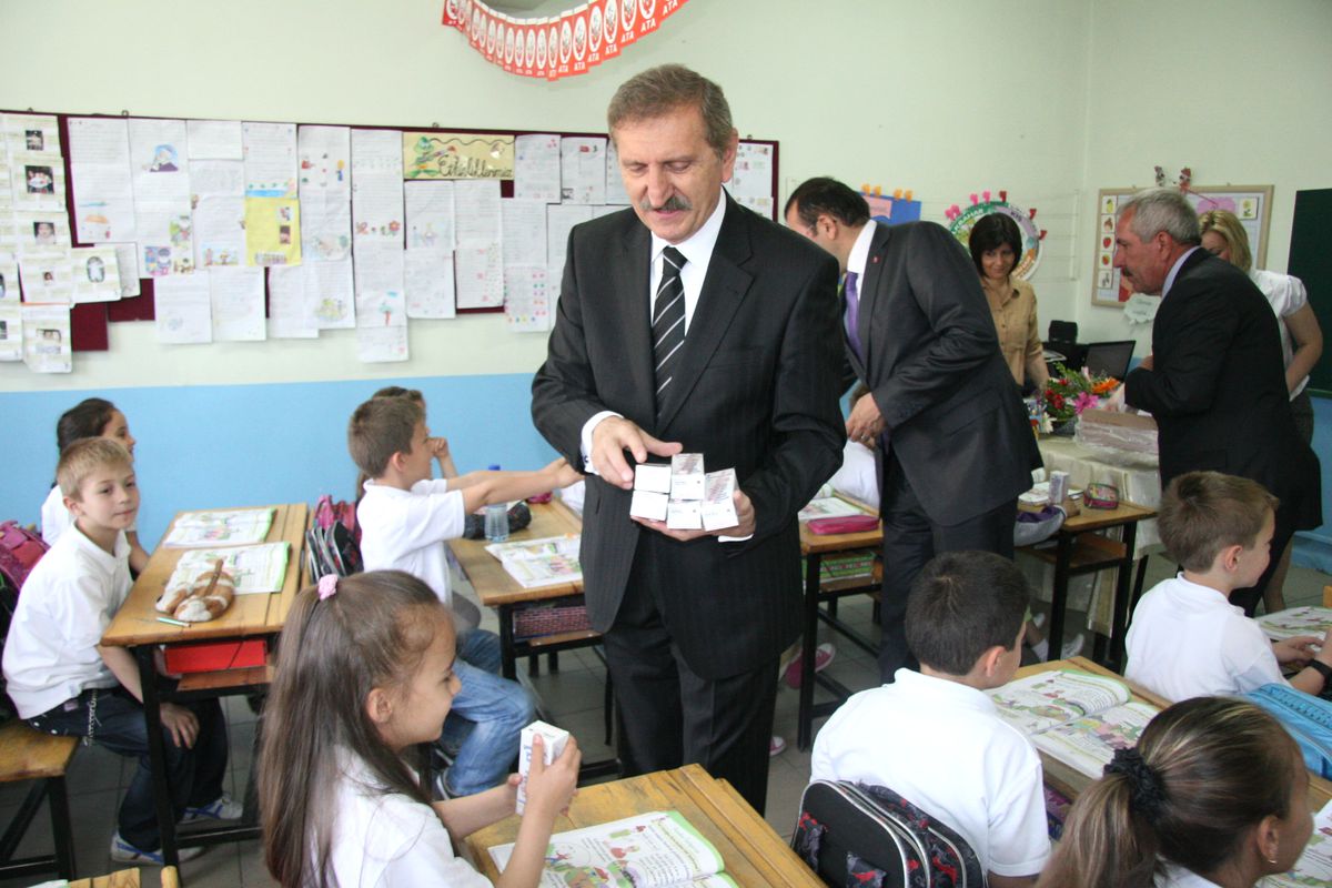 Edirne\'de Süt Dağıtımı Devam Ediyor