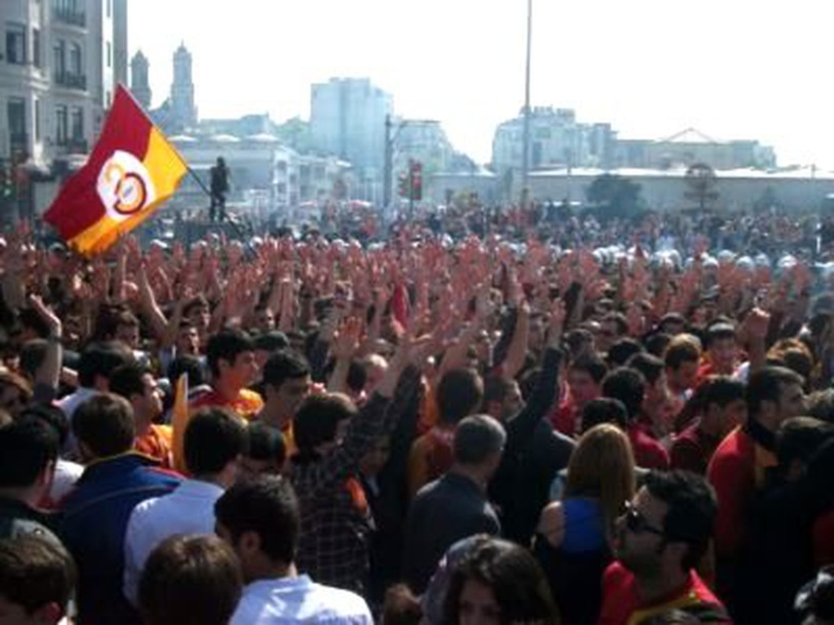 Galatasaraylı Taraftarlar Taksim\'de Futbol Federasyonu\'nu Protesto Etti