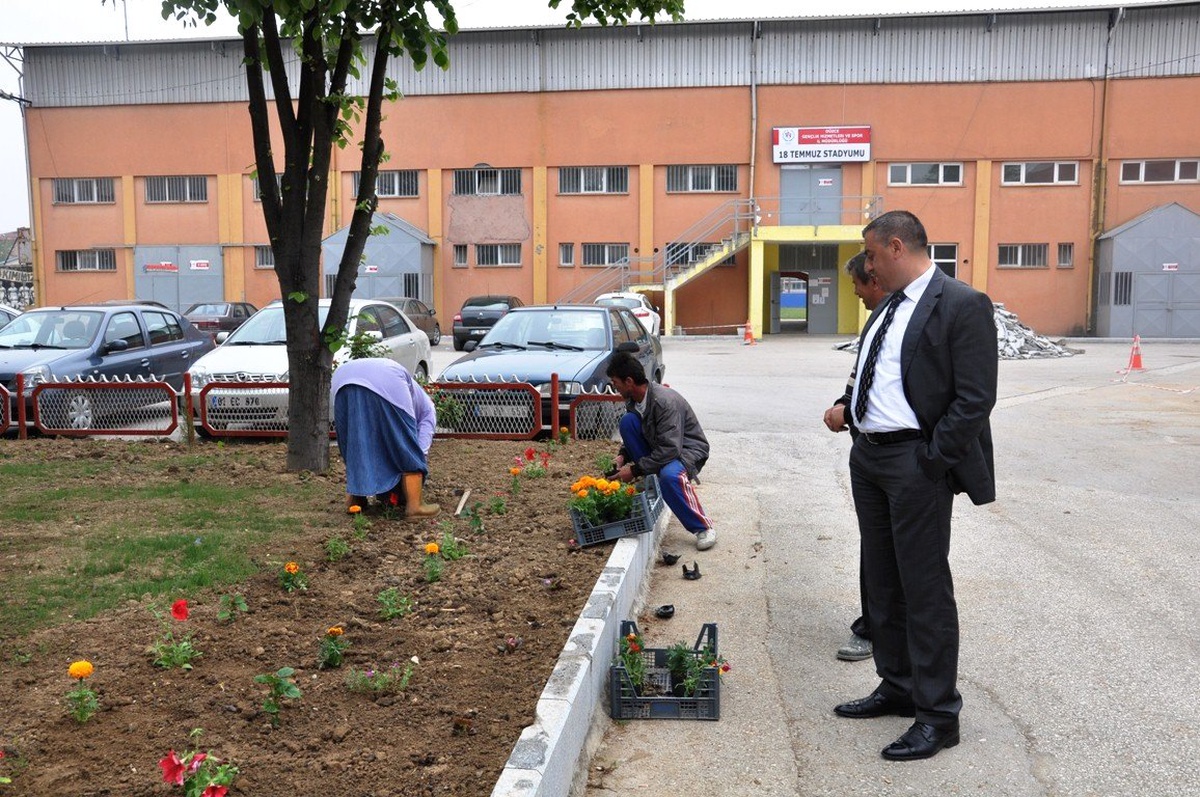 Gençlik Hizmetleri ve Spor İl Müdürlüğü\'nün Bahçesi Çiçek Açtı