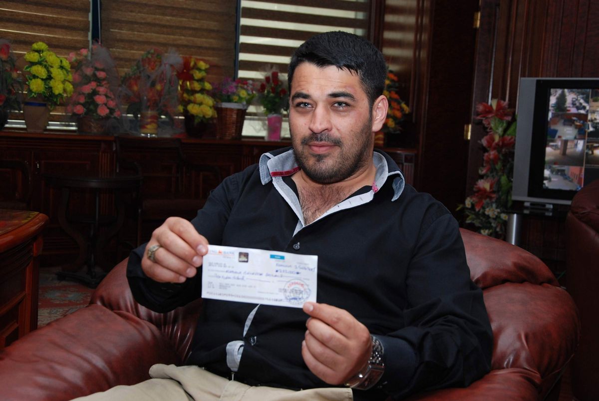 Güreş Ağası Çeki Teslim Etti