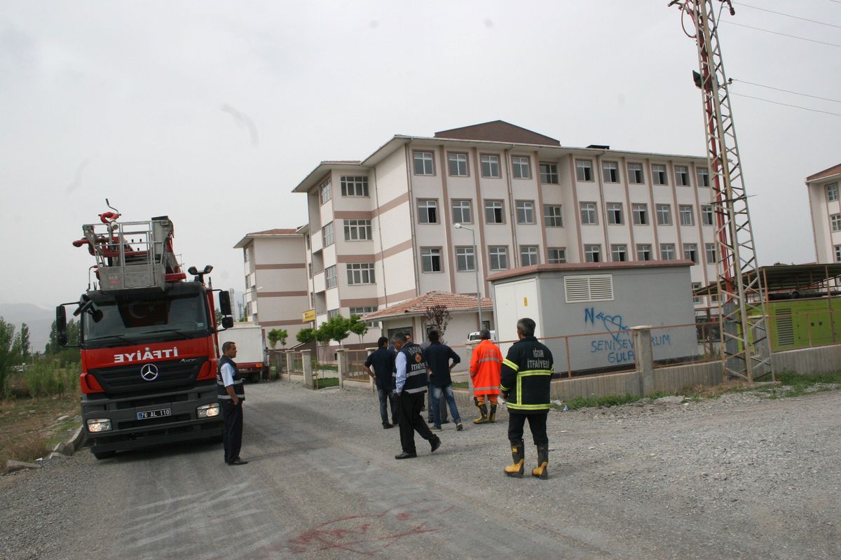 Iğdır\'da Okul Bahçesindeki Trafo Yandı
