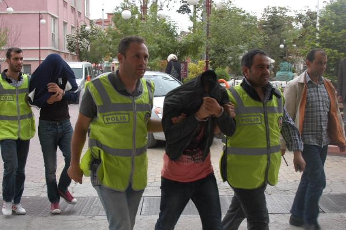 İki Üniversite Öğrencisi, Okulda Şık Giyinmek İçin Hırsızlık Yapmış