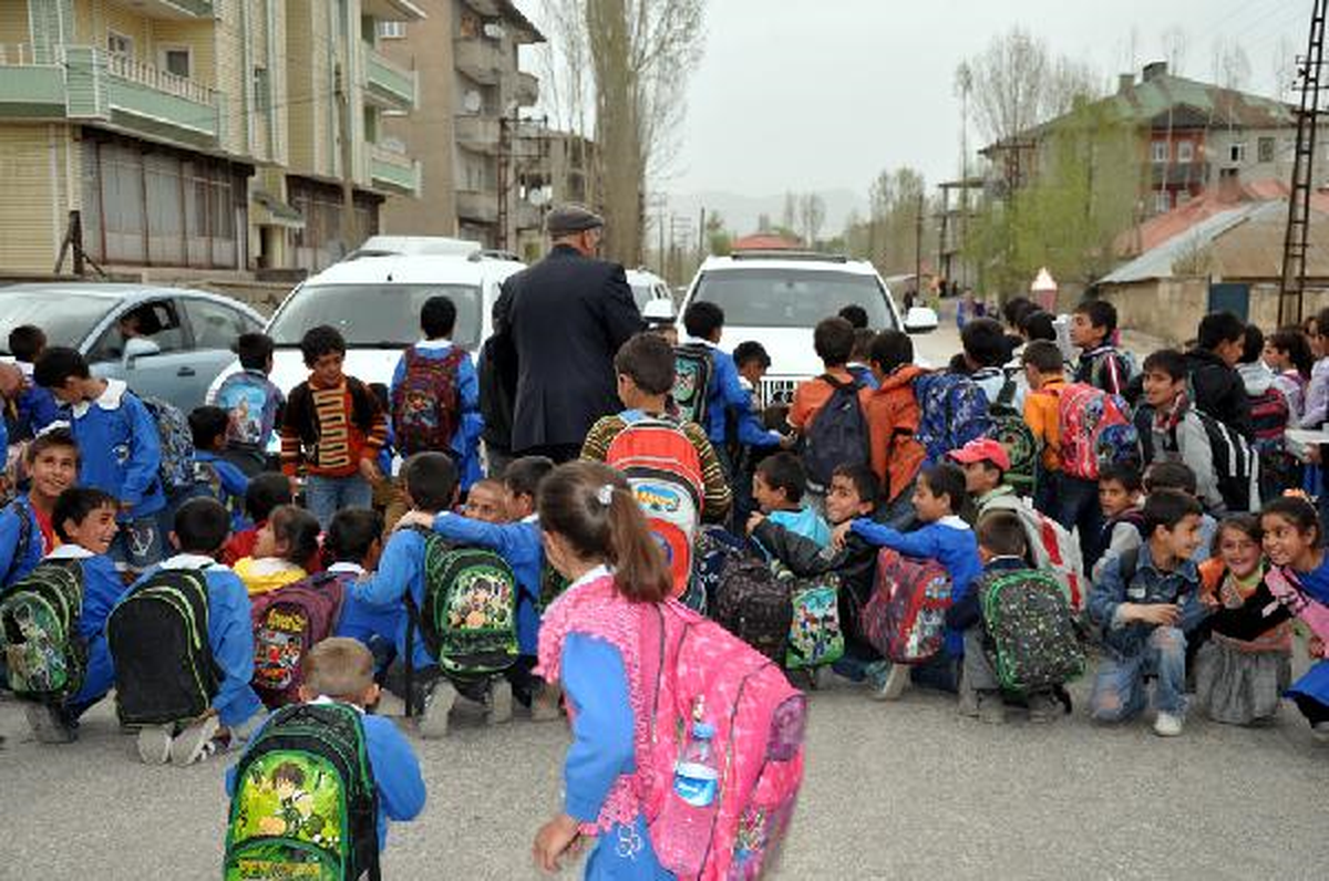 İlköğretim Öğrencileri Üst Geçit İçin Yol Kapattı