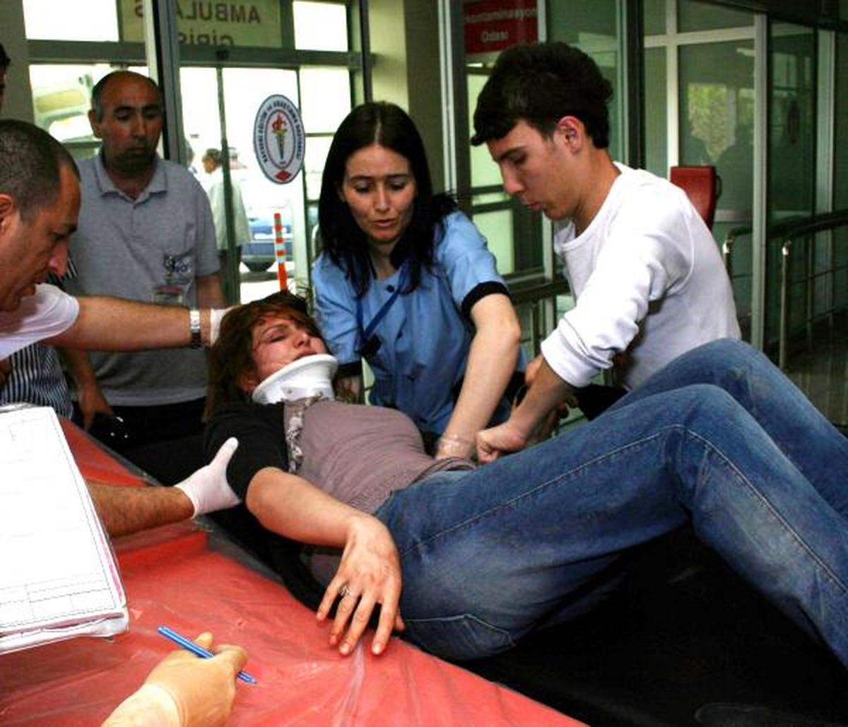 İnşaattan Başına Demir Parçası Düşen Kadın Hastanelik Oldu